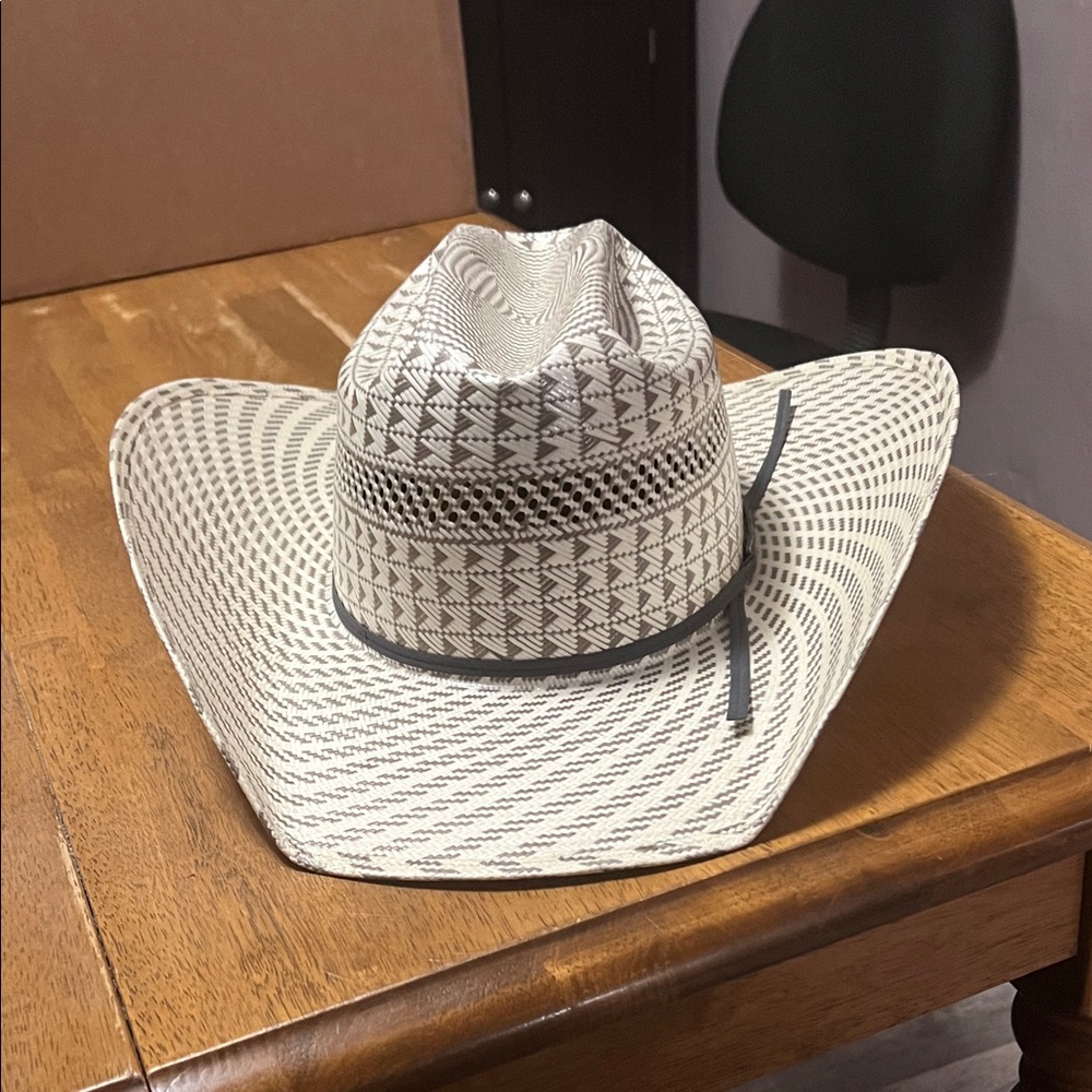 Elegant Patterned Men's Hat in Cream and Gray